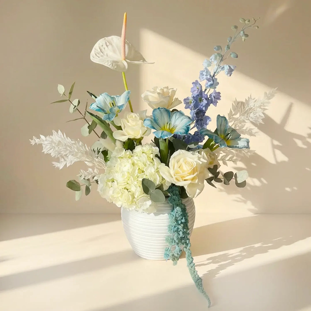 أريج المحيط: ترتيب زهور أنيق في وعاء أبيض