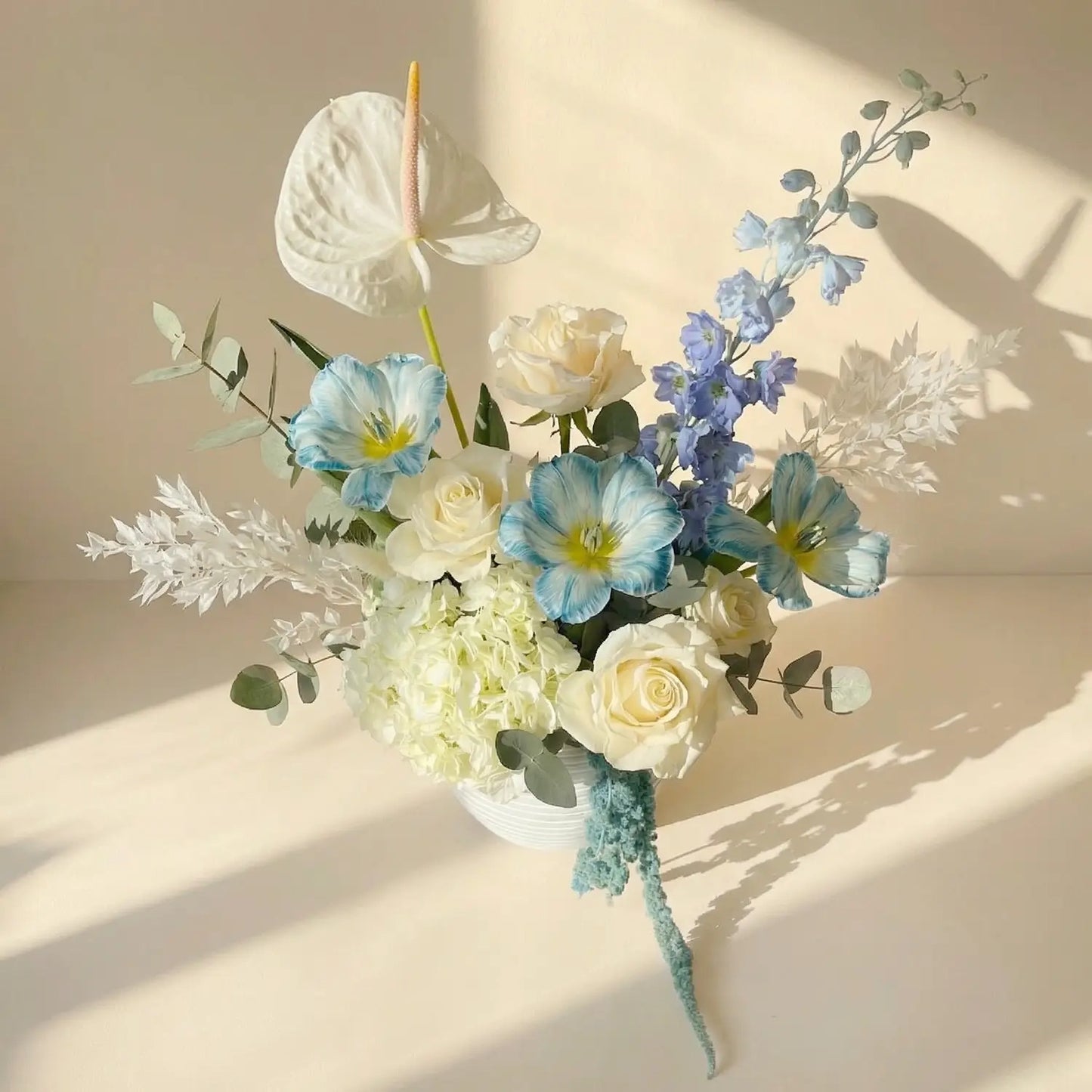 أريج المحيط: ترتيب زهور أنيق في وعاء أبيض