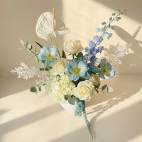 أريج المحيط: ترتيب زهور أنيق في وعاء أبيض