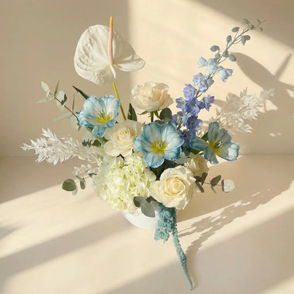 أريج المحيط: ترتيب زهور أنيق في وعاء أبيض