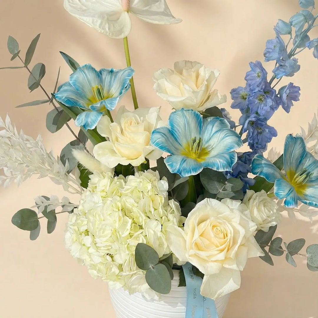 أريج المحيط: ترتيب زهور أنيق في وعاء أبيض