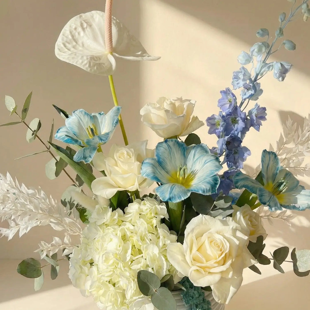 أريج المحيط: ترتيب زهور أنيق في وعاء أبيض