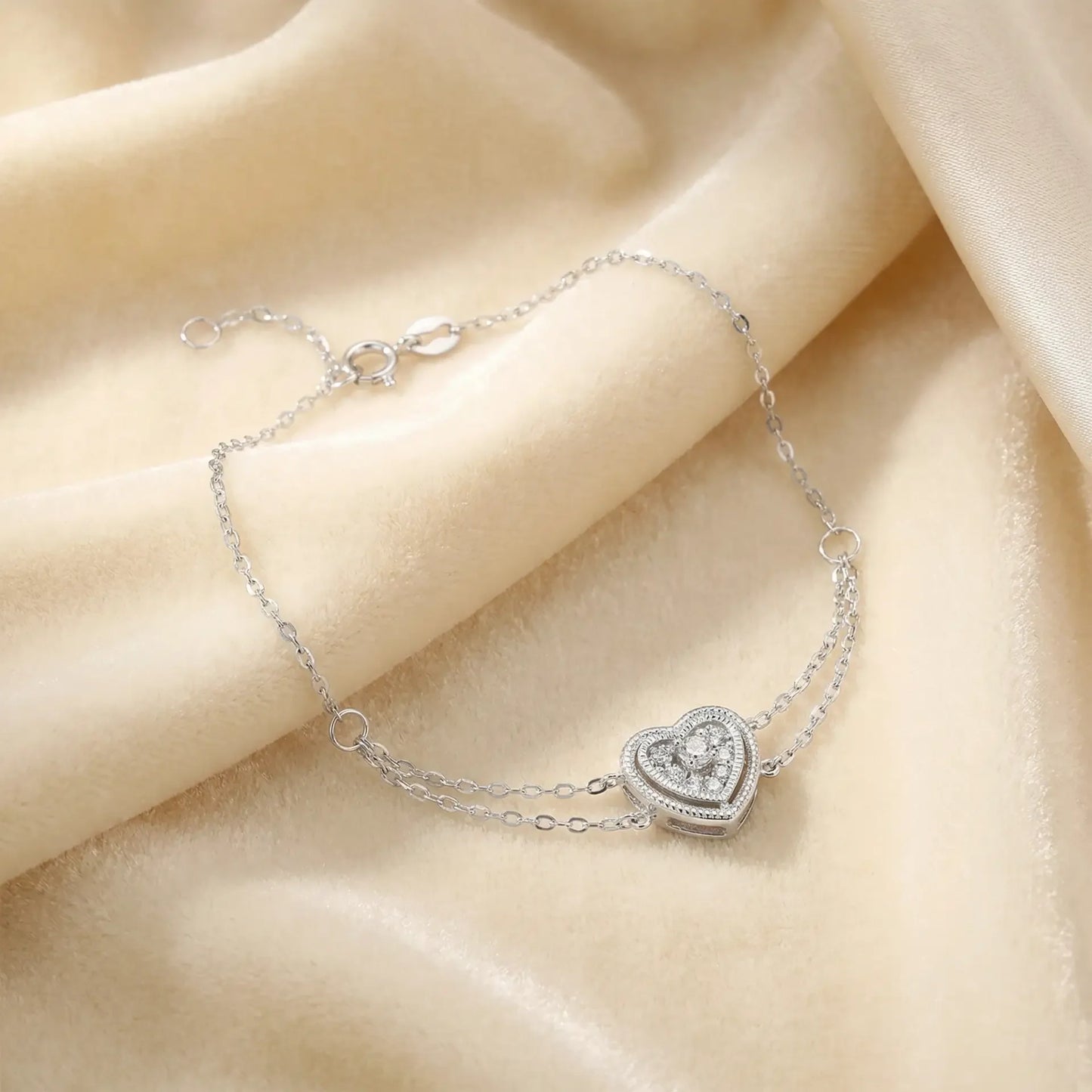Elegant Omnia Heart Bracelet in 18K White Gold with Diamond Accent