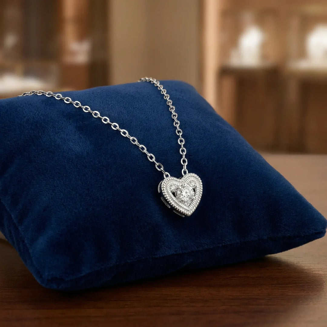 قلادة أومنيا هارت أور بتصميم من الذهب عيار 18 وماسة