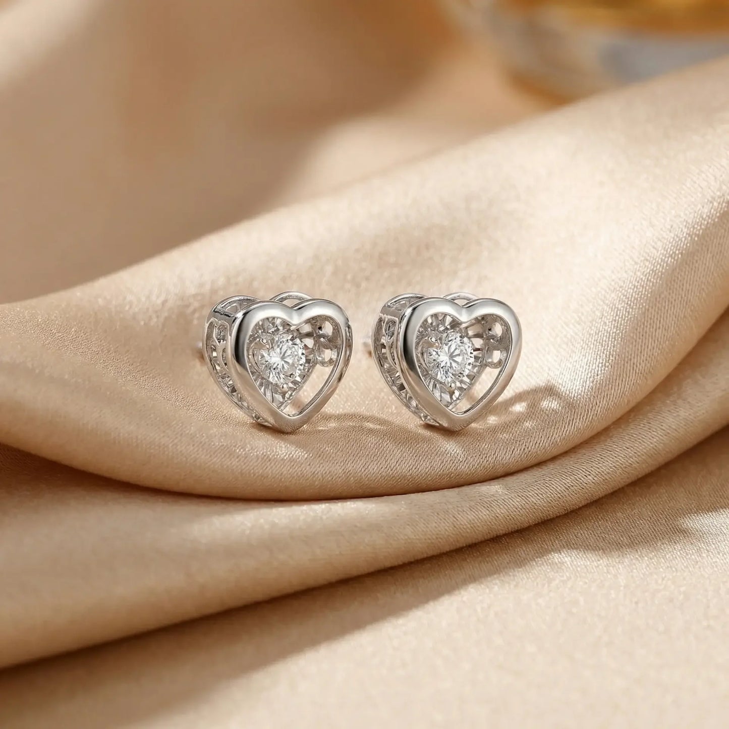 أقراط أومنيا بتصميم قلب في الذهب الأبيض عيار 18 مع الألماس