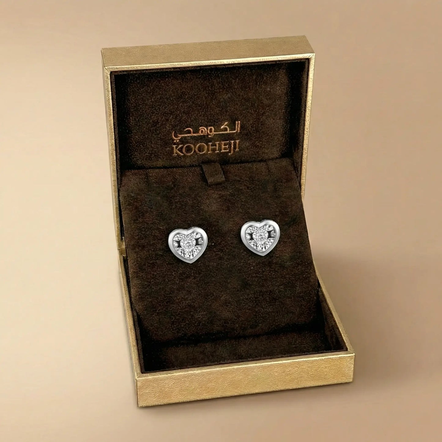 أقراط أومنيا بتصميم قلب في الذهب الأبيض عيار 18 مع الألماس