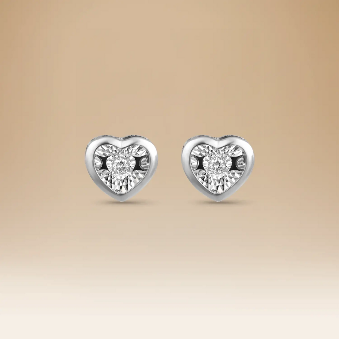 أقراط أومنيا بتصميم قلب في الذهب الأبيض عيار 18 مع الألماس