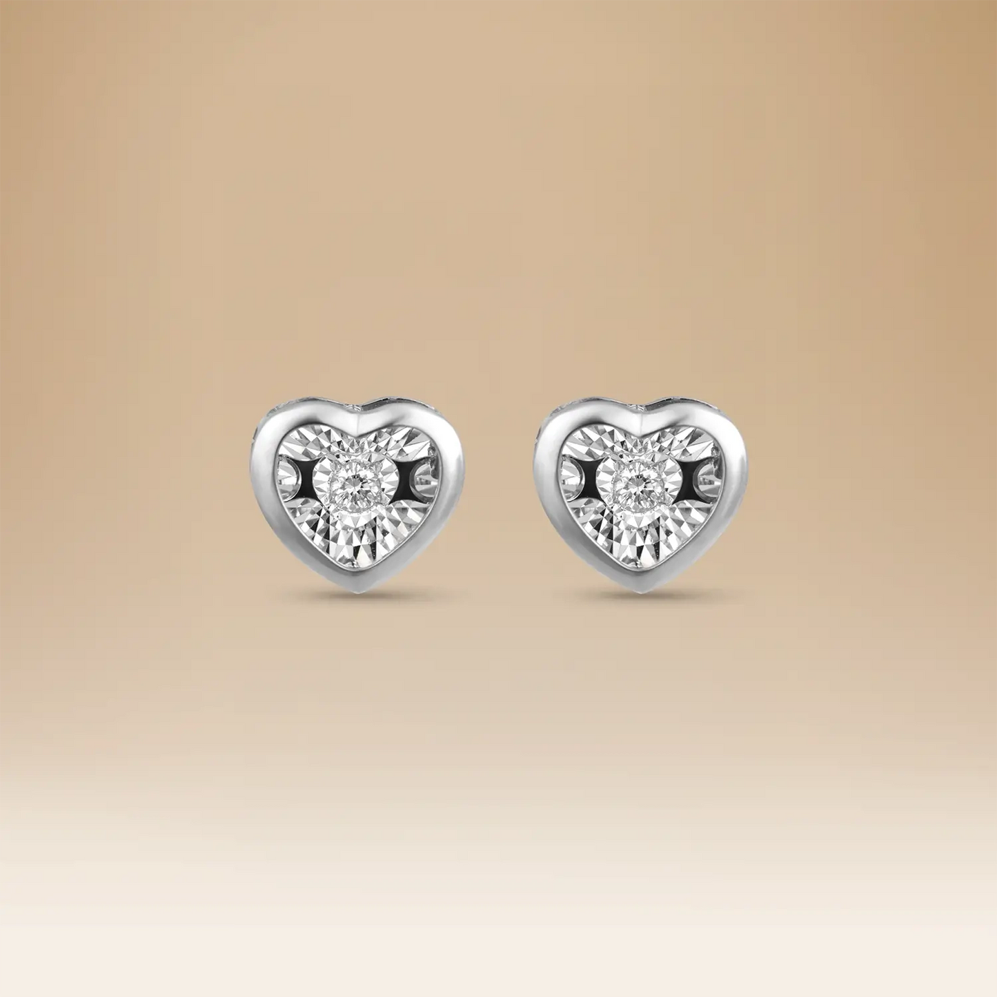 أقراط أومنيا بتصميم قلب في الذهب الأبيض عيار 18 مع الألماس