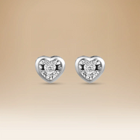 أقراط أومنيا بتصميم قلب في الذهب الأبيض عيار 18 مع الألماس