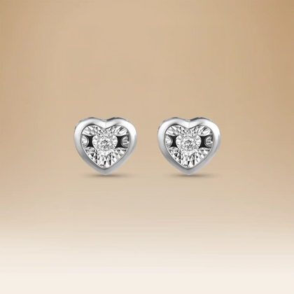 أقراط أومنيا بتصميم قلب في الذهب الأبيض عيار 18 مع الألماس