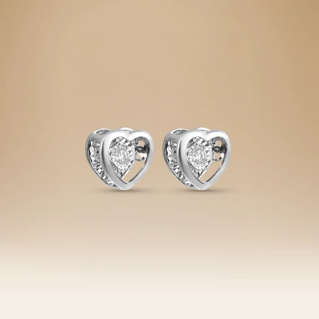 أقراط أومنيا بتصميم قلب في الذهب الأبيض عيار 18 مع الألماس