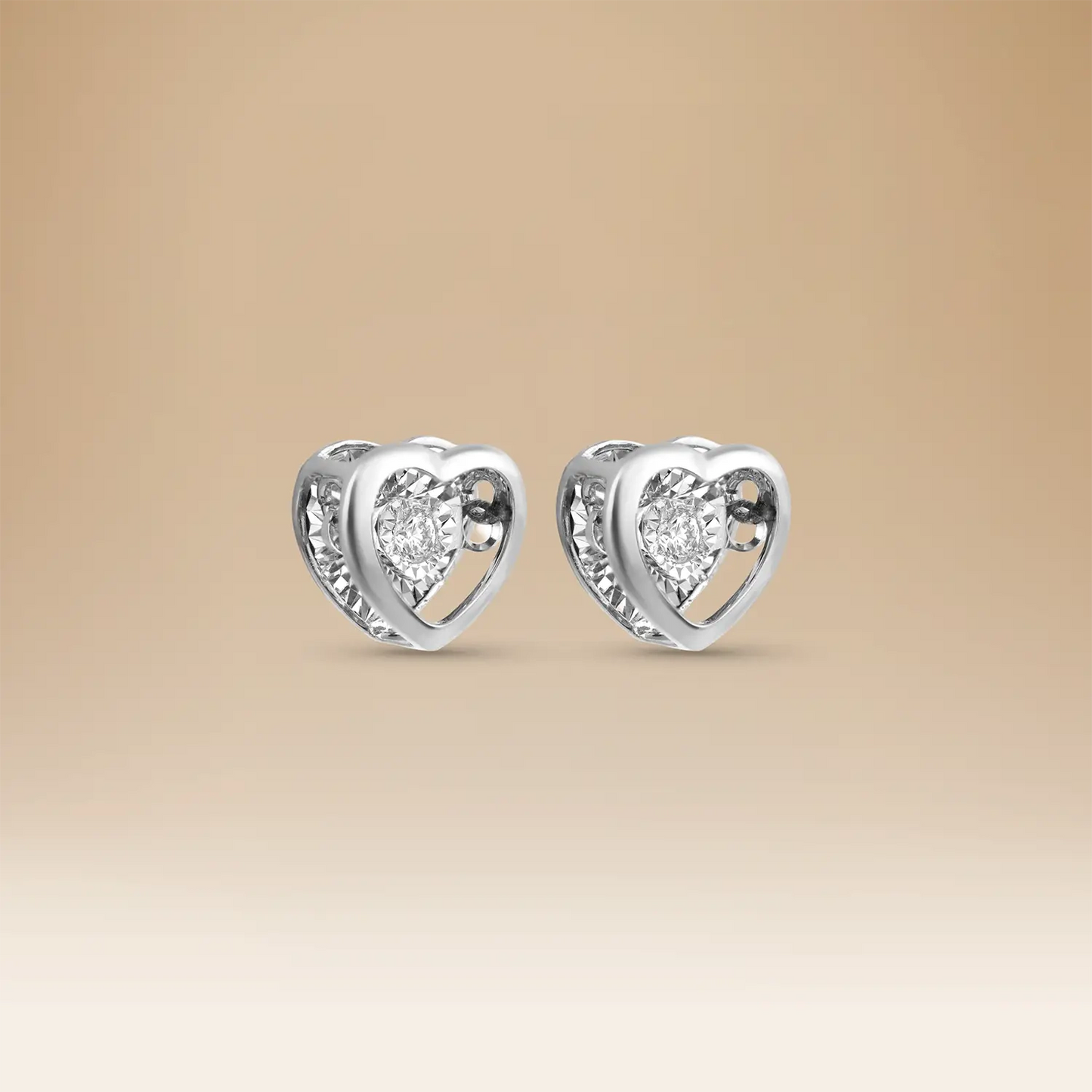 أقراط أومنيا بتصميم قلب في الذهب الأبيض عيار 18 مع الألماس