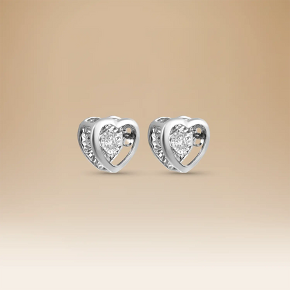 أقراط أومنيا بتصميم قلب في الذهب الأبيض عيار 18 مع الألماس