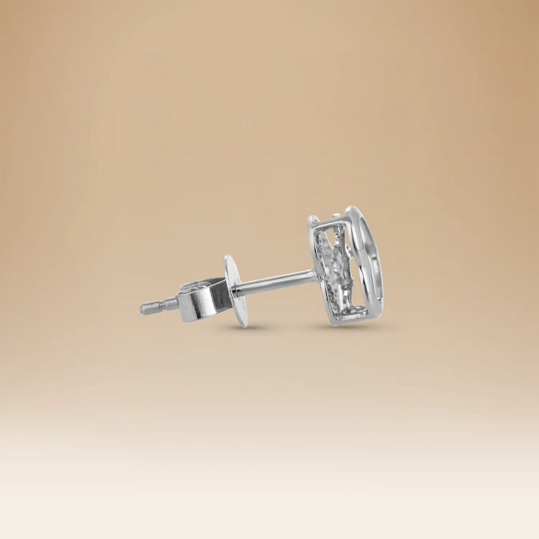 أقراط أومنيا بتصميم قلب في الذهب الأبيض عيار 18 مع الألماس