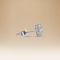 أقراط أومنيا بتصميم قلب في الذهب الأبيض عيار 18 مع الألماس