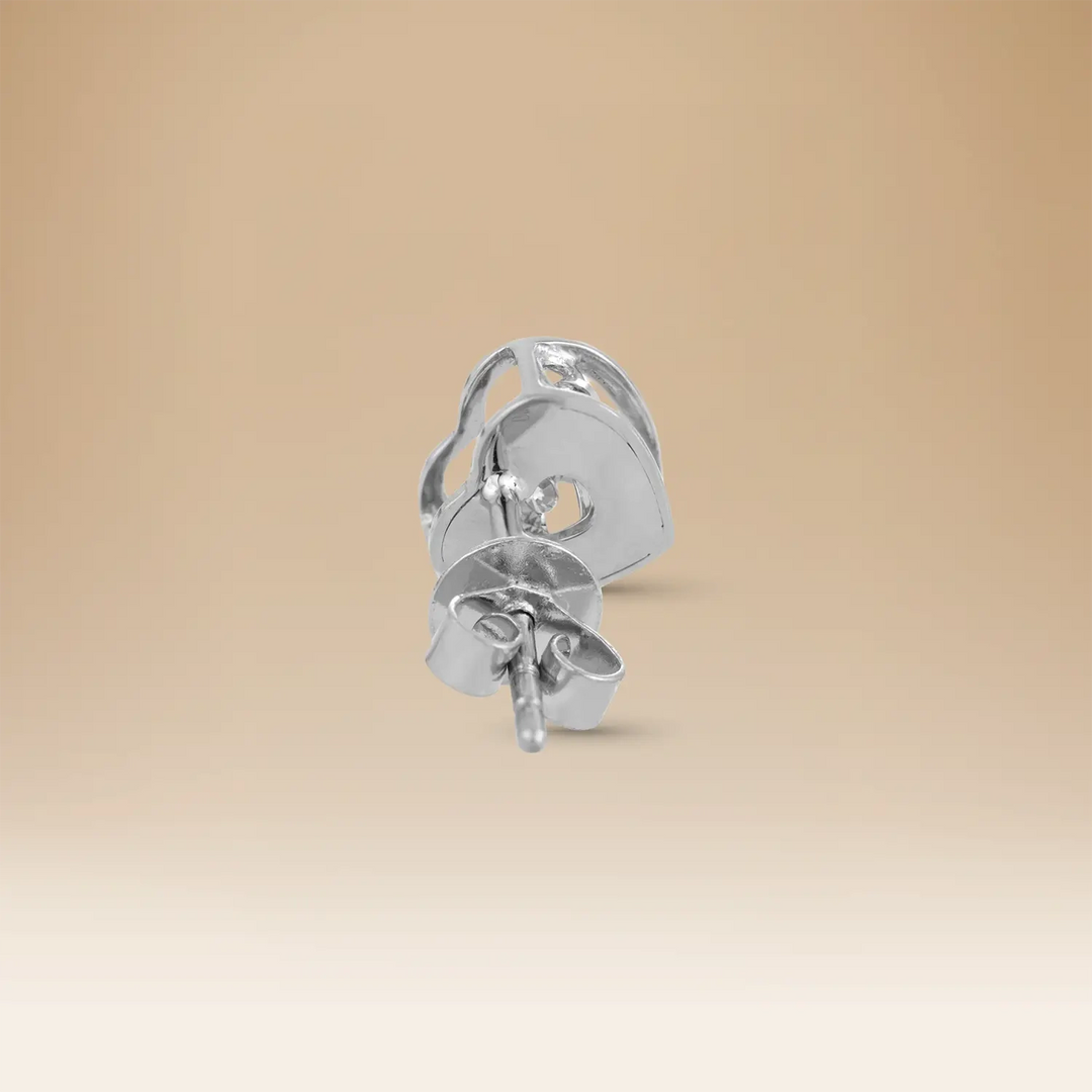 أقراط أومنيا بتصميم قلب في الذهب الأبيض عيار 18 مع الألماس