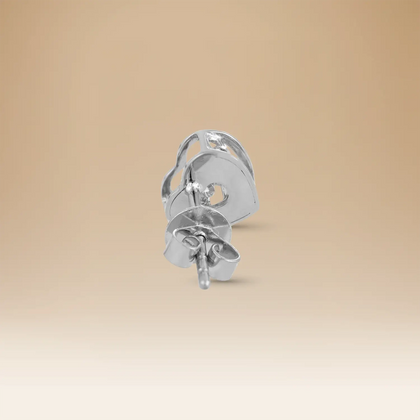 أقراط أومنيا بتصميم قلب في الذهب الأبيض عيار 18 مع الألماس