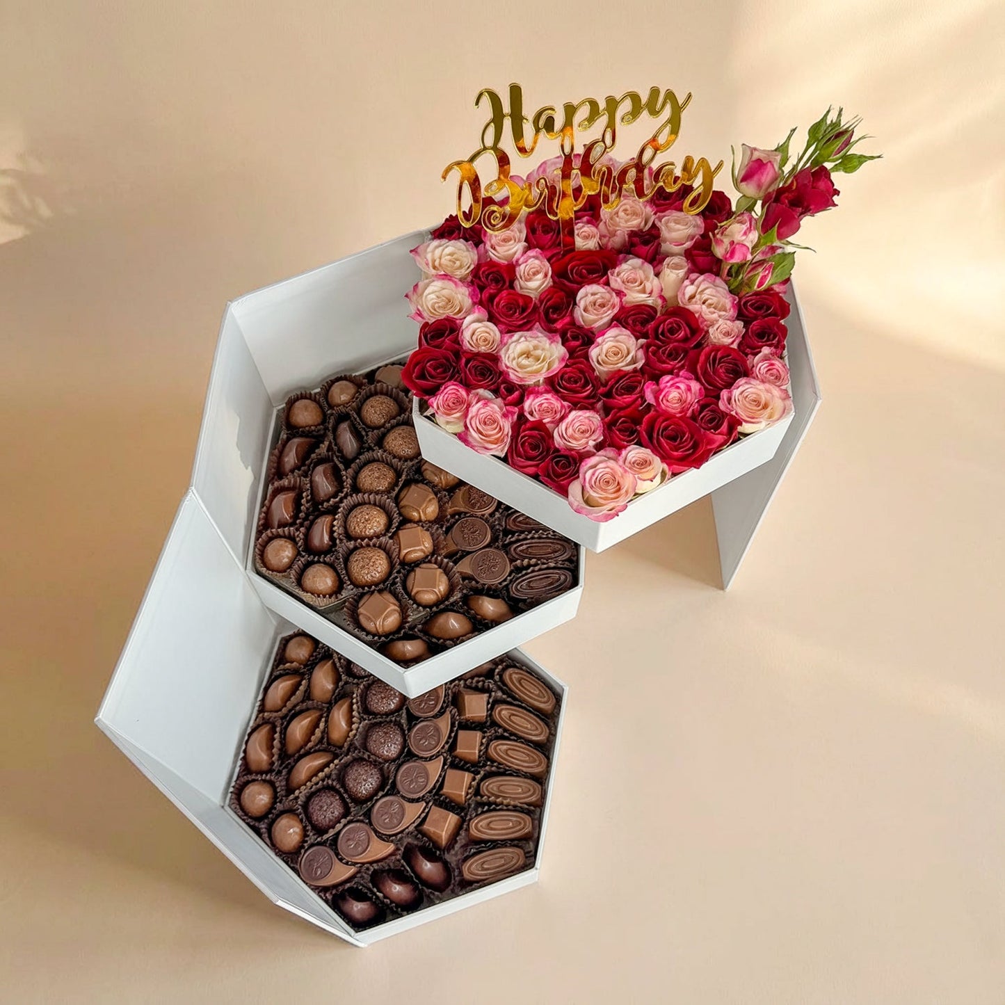 احتفال عيد ميلاد رائع: ورود بلونين وشوكولاتة فاخرة