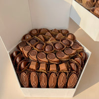 احتفال عيد ميلاد رائع: ورود بلونين وشوكولاتة فاخرة