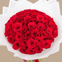 عناق الشغف: باقة فاخرة من 50 وردة حمراء