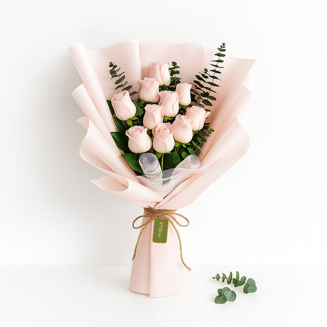 باقة الأحلام الوردية الأنيقة مع الورود الوردية والأوكالبتوس