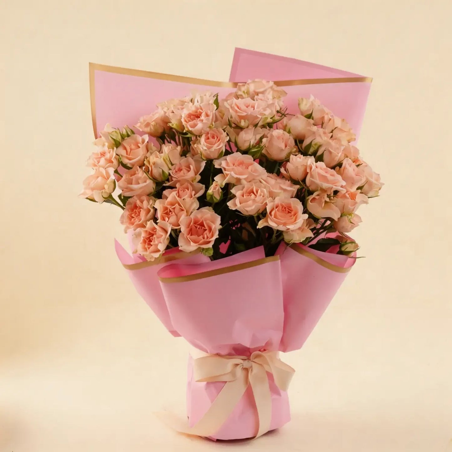 باقة ورود بخاخ خوخي أنيقة مع شريط