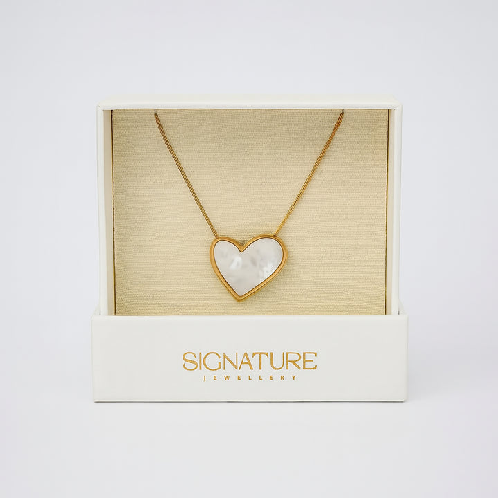 عقد قلب اللؤلؤ الأنيق مع مجموعة من الورود الحمراء الساحرة