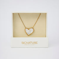 عقد قلب اللؤلؤ الأنيق مع مجموعة من الورود الحمراء الساحرة