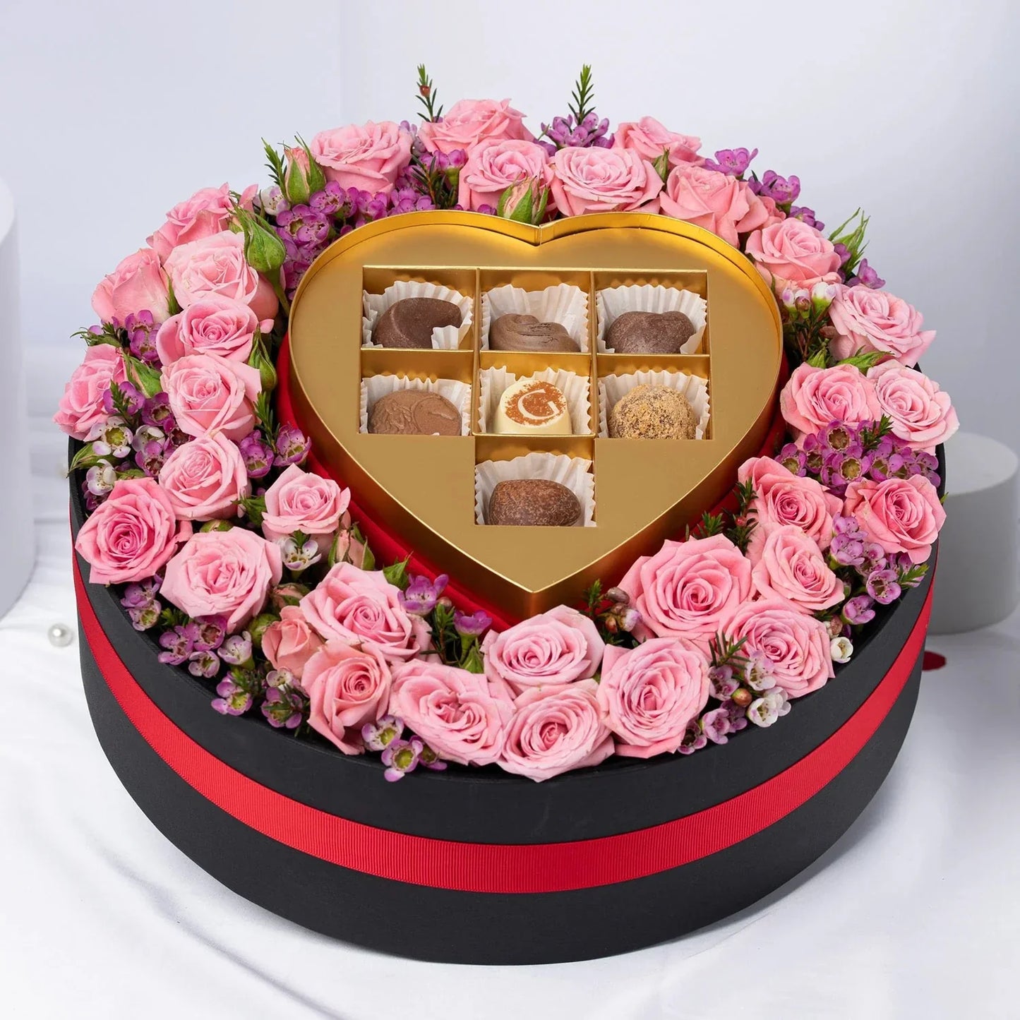 مجموعة هدايا رائعة من الورود الوردية وشوكولاتة جوديفا