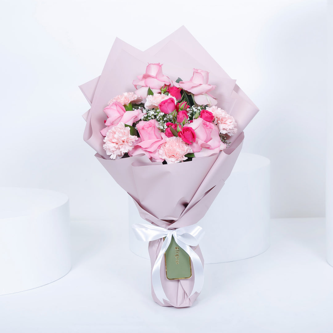 باقة بتلات الورد الوردية: سيمفونية الحب