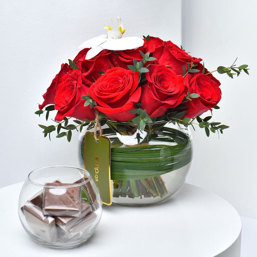 قصيدة حب أنيقة: تنسيق الورود الحمراء والأوركيد الأبيض