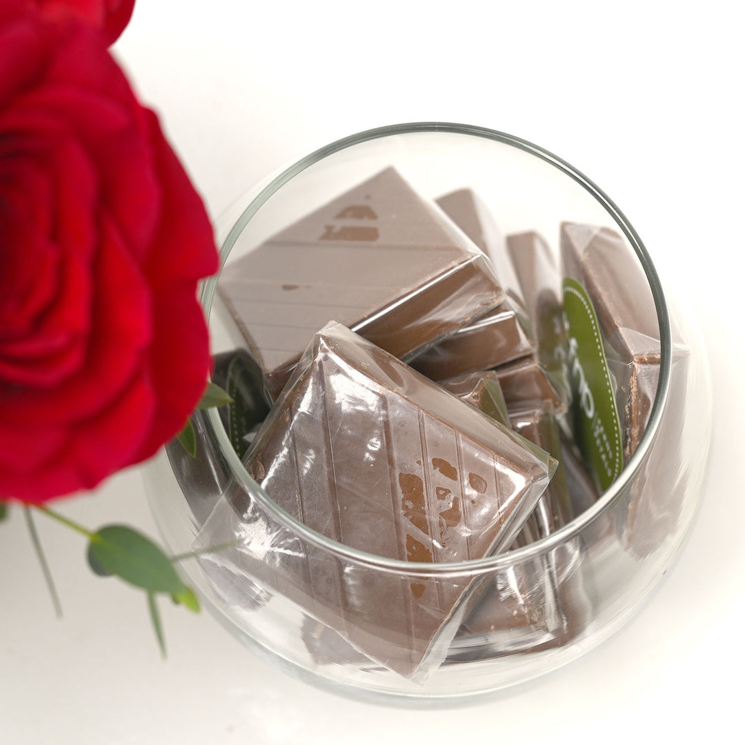 قصيدة حب أنيقة: تنسيق الورود الحمراء والأوركيد الأبيض