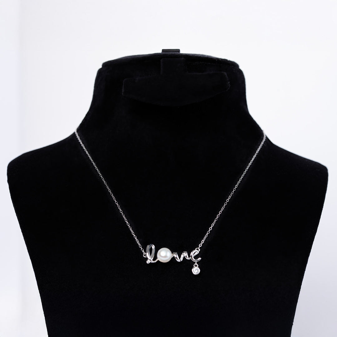 Radiance of Romance: Exquisite Rose Bouquet with Elegant Silver Love Necklace