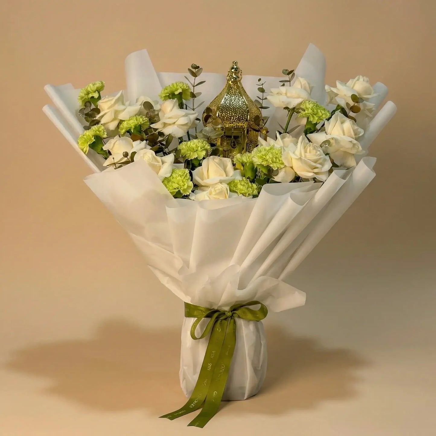 باقة رمضان الأنيقة بالفوانيس والورود البيضاء