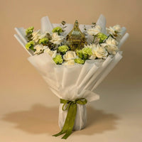 باقة رمضان الأنيقة بالفوانيس والورود البيضاء