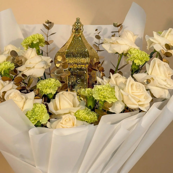 باقة رمضان الأنيقة بالفوانيس والورود البيضاء