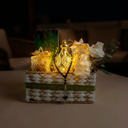 سلة هدايا رمضانية فاخرة: حلويات وعطور وأناقة