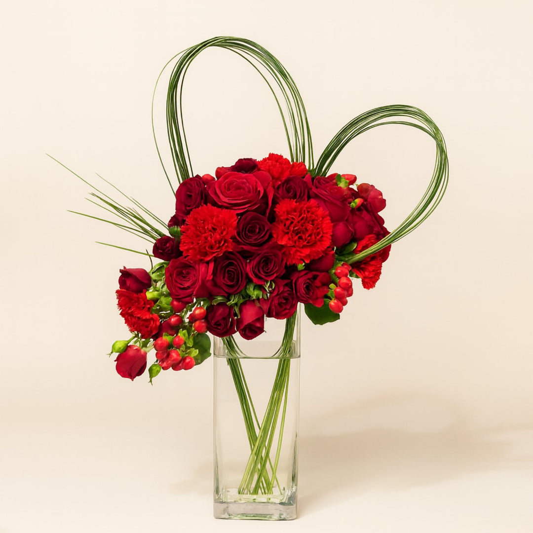 Red Harmony Atelier: Elegant Floral Arrangement in Glass Vase