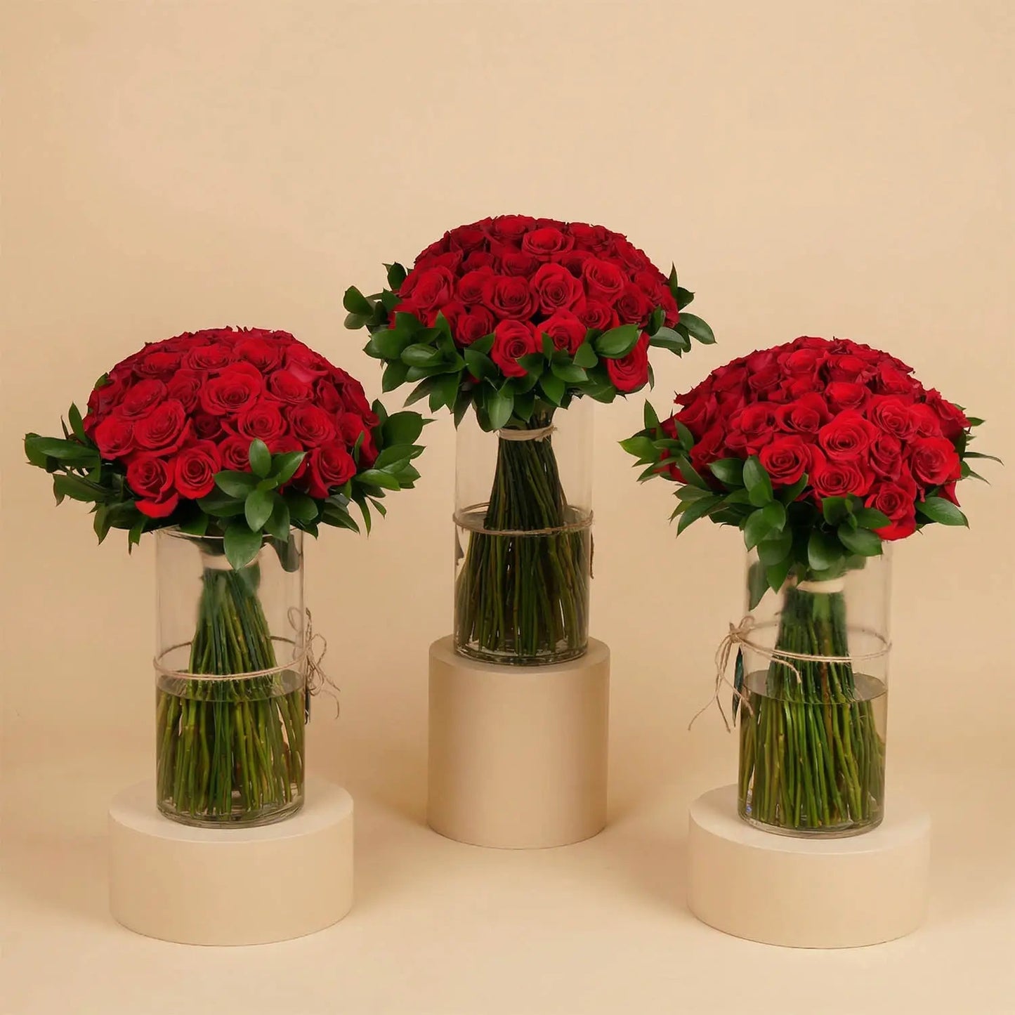 ترتيب أنيق لـ120 وردة حمراء في مزهريات زجاجية
