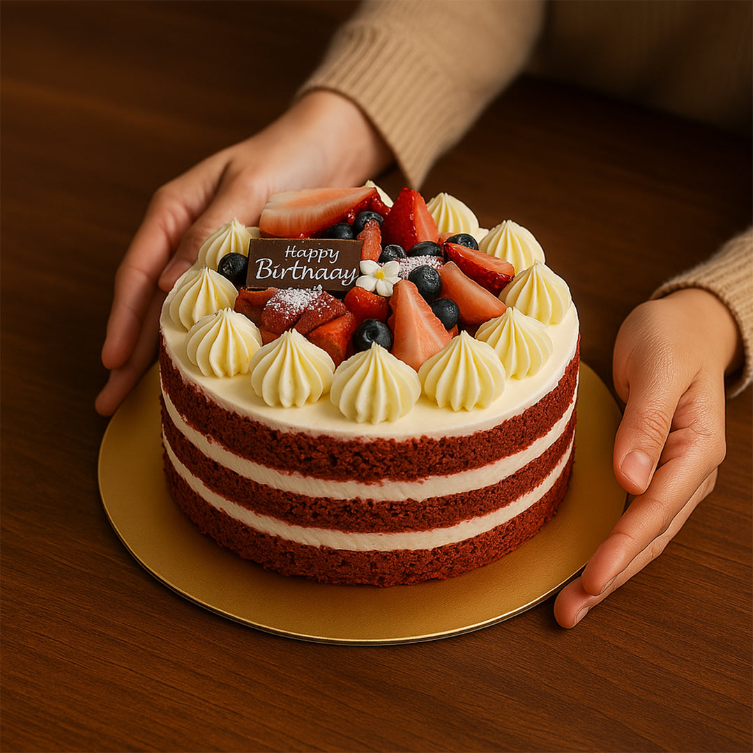 كيكة ريد فيلفت الشهية مع الجبن الكريمي والفواكه الطازجة