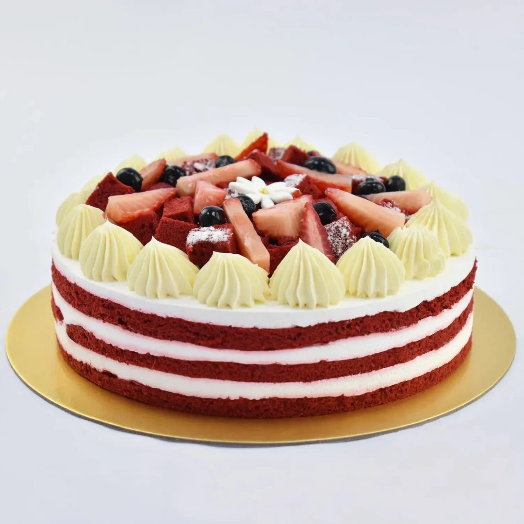 كيكة ريد فيلفت الشهية مع الجبن الكريمي والفواكه الطازجة