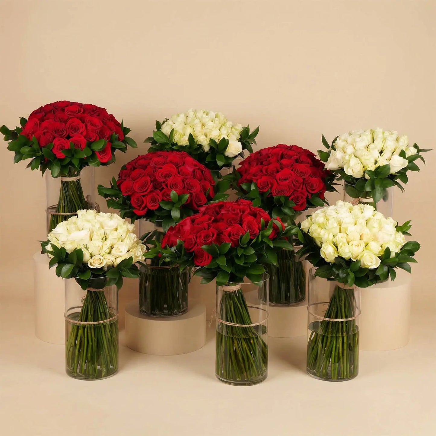 مجموعة الورود الحمراء والبيضاء الأنيقة في مزهريات زجاجية