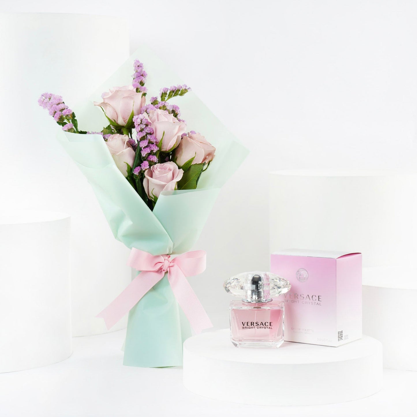 بوكيه ورد مع عطر فيرزاتشي برايت كريستال