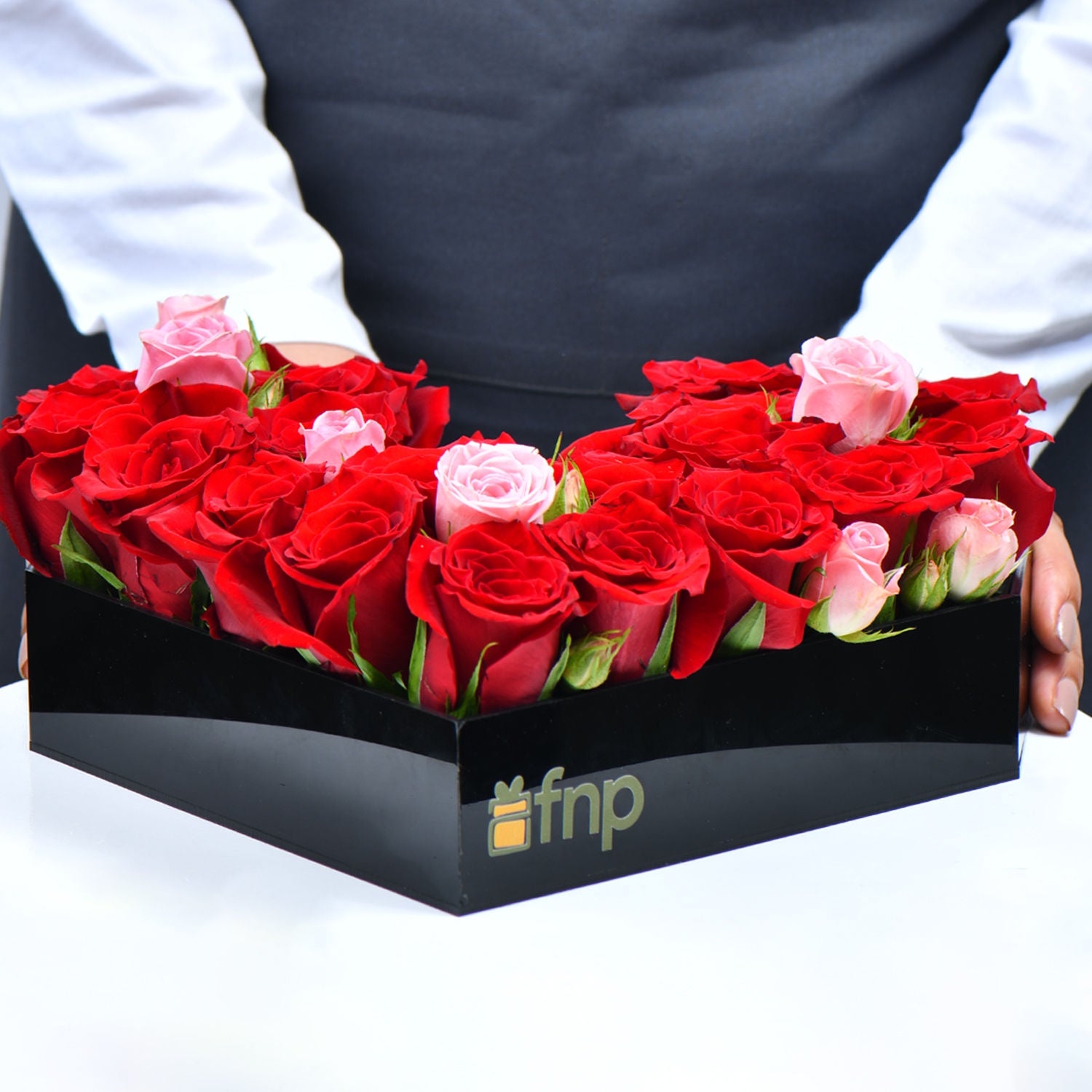 باقة الحب - 20 وردة حمراء وعطر فاندوم في بوكس شكل قلب