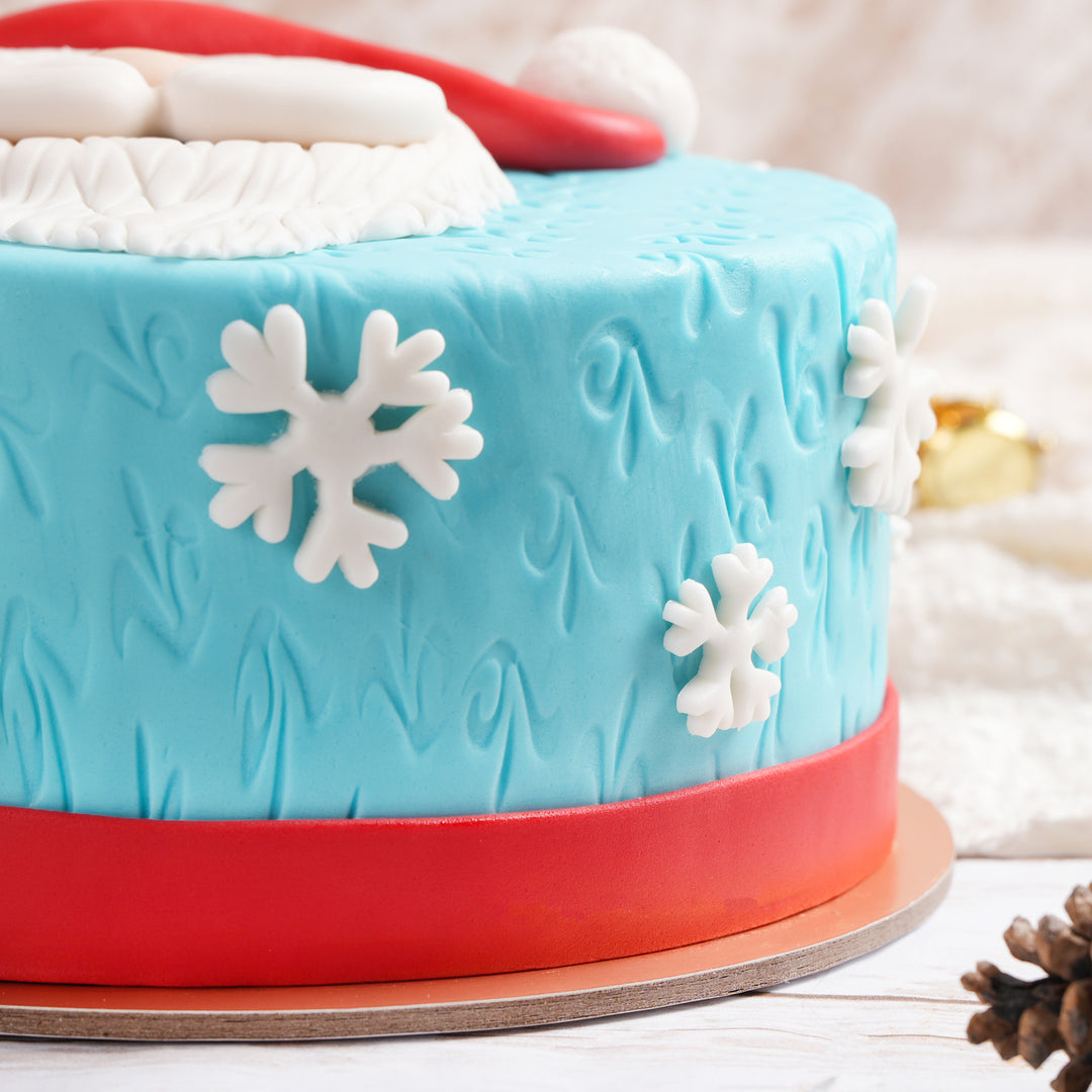 كيكة الشوكولاتة بالفوندان بديكور سانتا - قطعة مركزية مثالية للعطلات