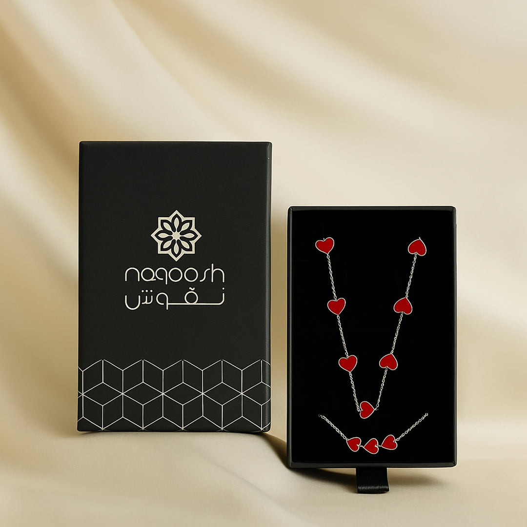 طقم قلادة الحب القرمزي مع باقة ورد زاهية