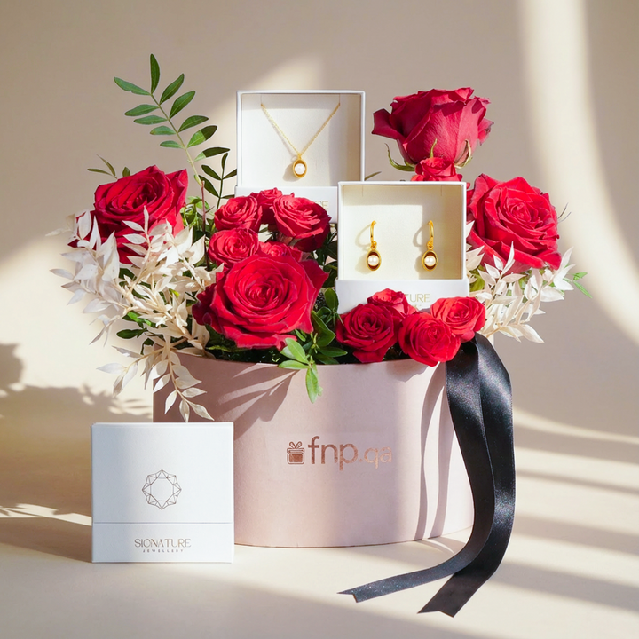 طقم قلادة وأقراط لؤلؤ ذهبي أنيق مع ورود حمراء فاخرة