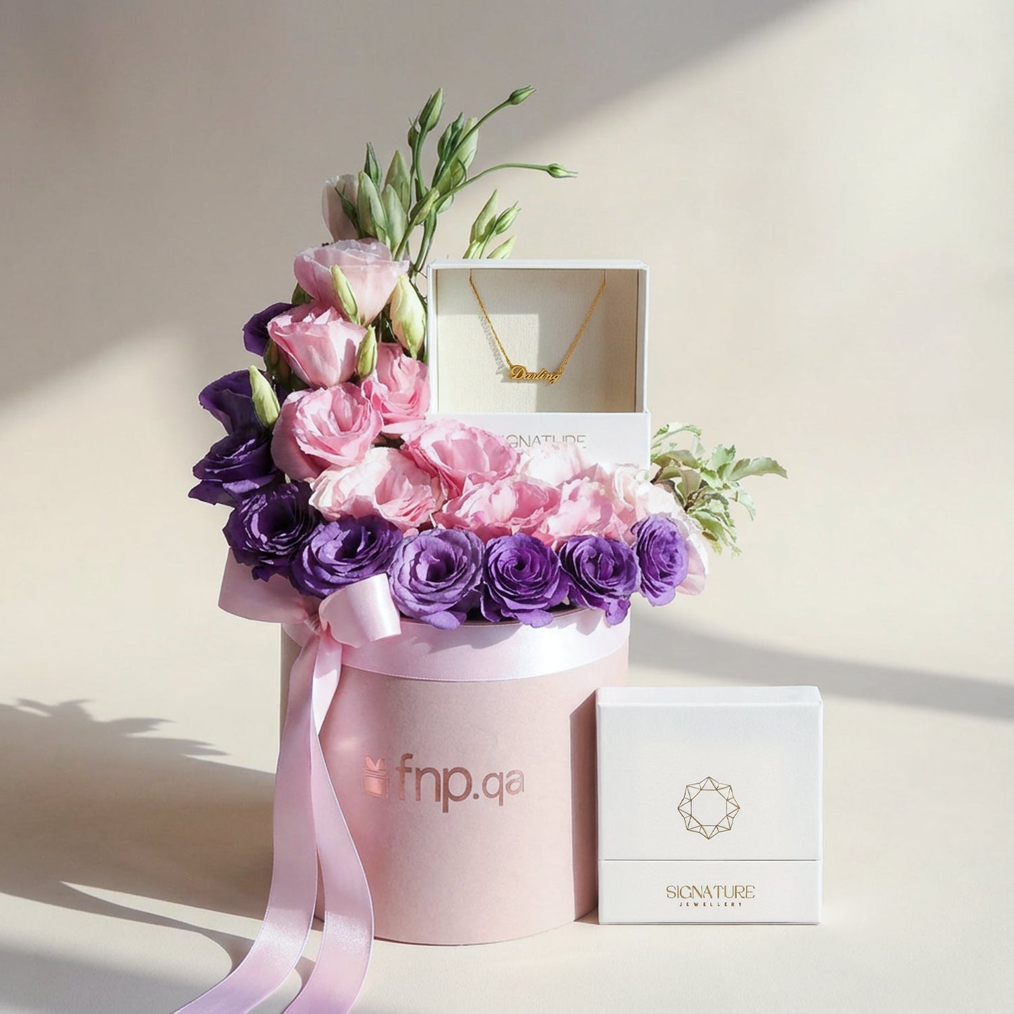 قلادة “دارلينغ” المميزة مع علبة زهور أنيقة - هدية مثالية للأناقة والحب