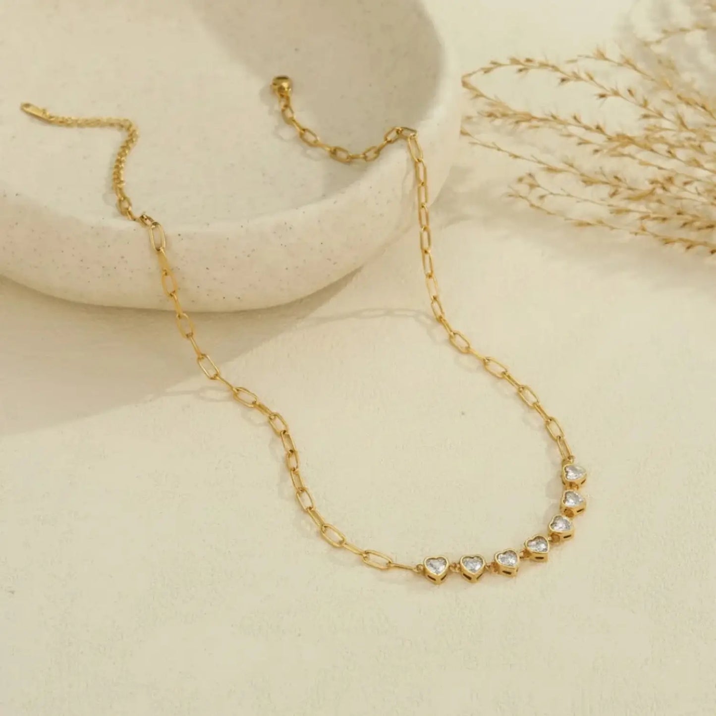 حديقة الأم الأنيقة: تنسيق زهور وقلادة باللون الذهبي