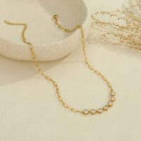 حديقة الأم الأنيقة: تنسيق زهور وقلادة باللون الذهبي